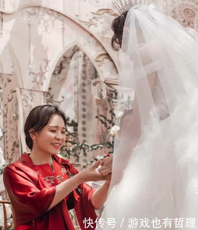 素雅|婚礼上婆婆丈母娘高调走红毯,穿红色旗袍比美,把新娘风头都抢了