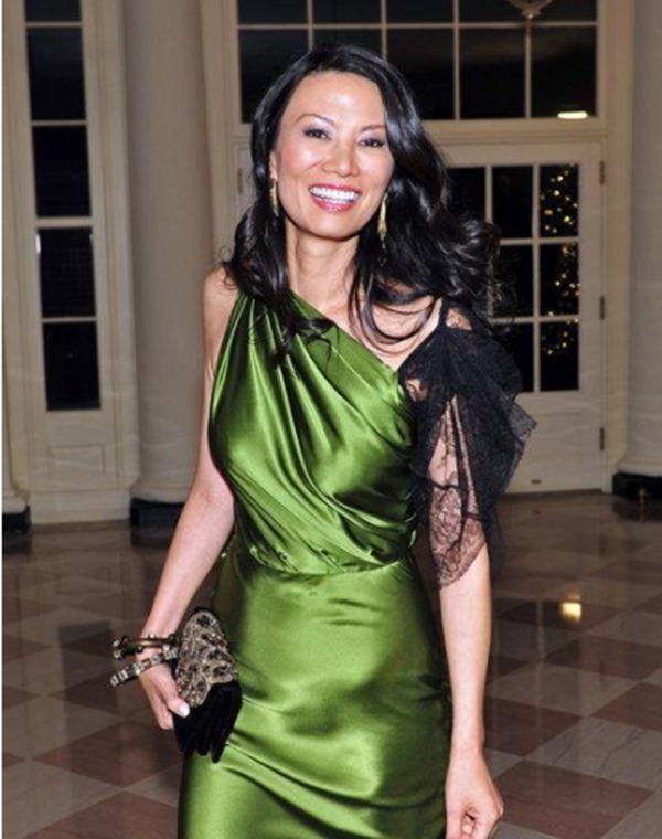 邓文迪真会穿，一袭绿色斜肩连衣裙华丽高级，一般人穿不出这效果