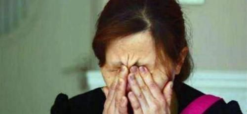 楼梯|两孩子同时摔下楼梯,妈妈先拉住自己孩子的手,对方家长:真自私