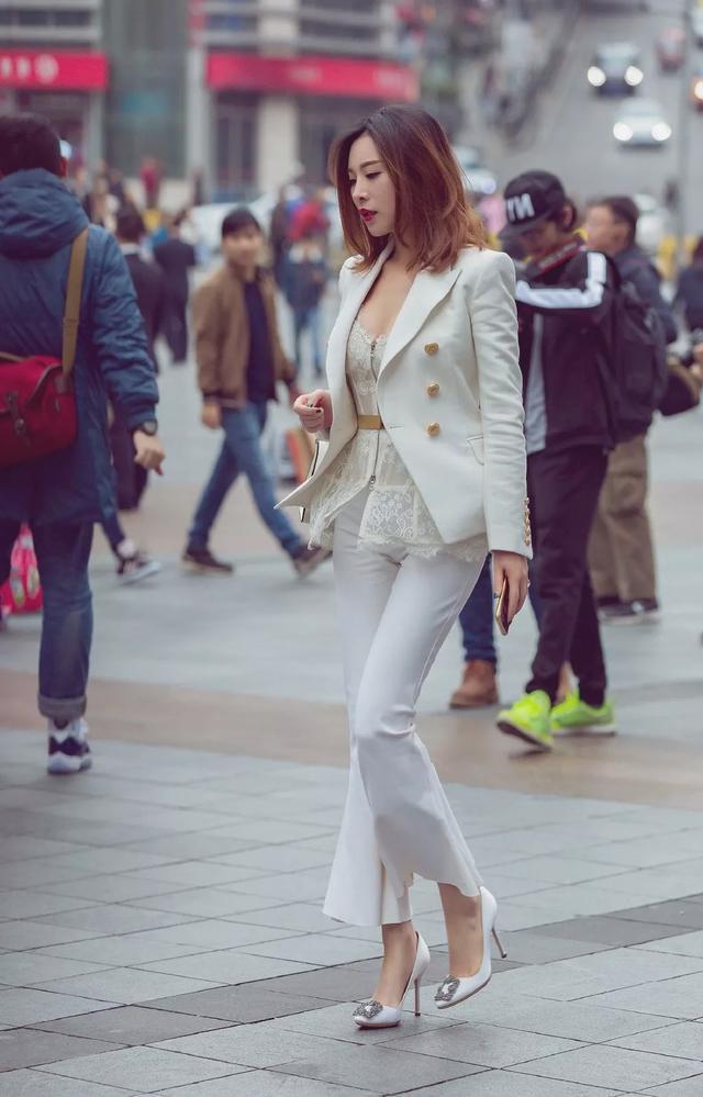 高跟鞋 小姐姐一头的长发搭配高跟鞋，走起路十分飘逸，带着女神般的气息