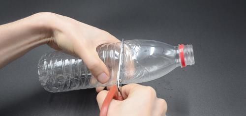 你家有废旧的塑料瓶吗?简单一改造放在厨房,一年能省下不少钱