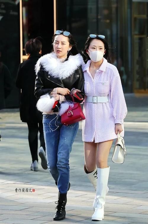 街拍:白色高筒靴美女,穿出冰雪洁净