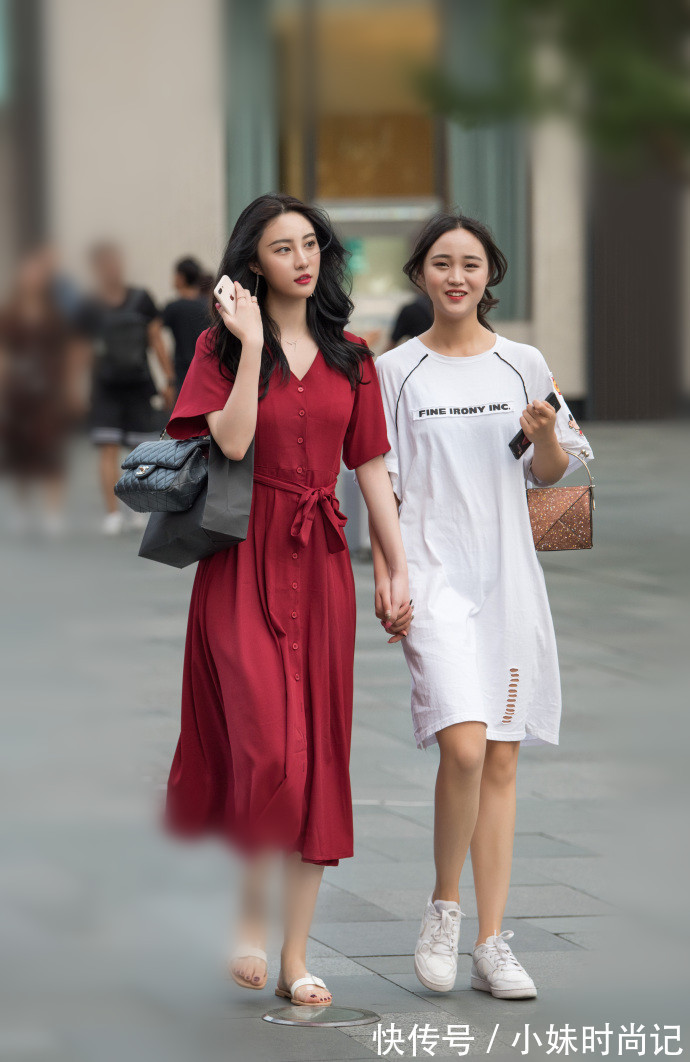 女人味 重庆街拍,独特的设计,流露出优雅的姿态,展现性感女人味!