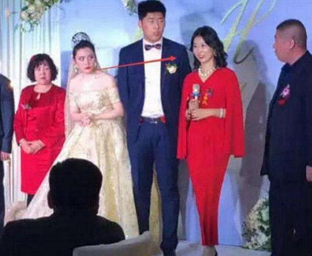 婚宴 高气质婆婆婚礼上成“焦点”,引人注目,新娘板着脸:谁才是主角