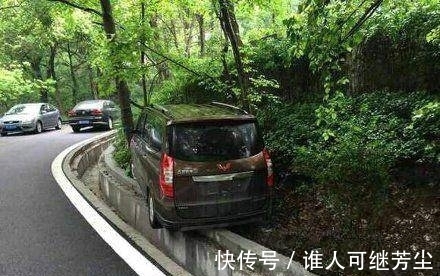 |搞笑图片幽默段子笑话:哈哈,这里是发大水了么,咋回事呢?