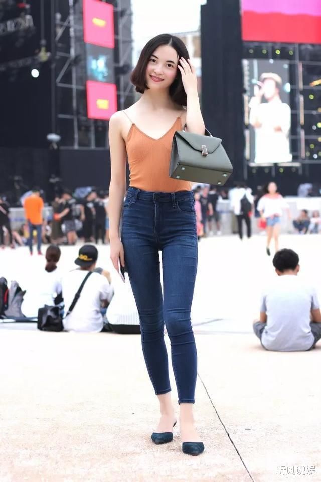 脚上搭配一双黑色高跟鞋，给人一种性感又迷人气息，凸显女神范