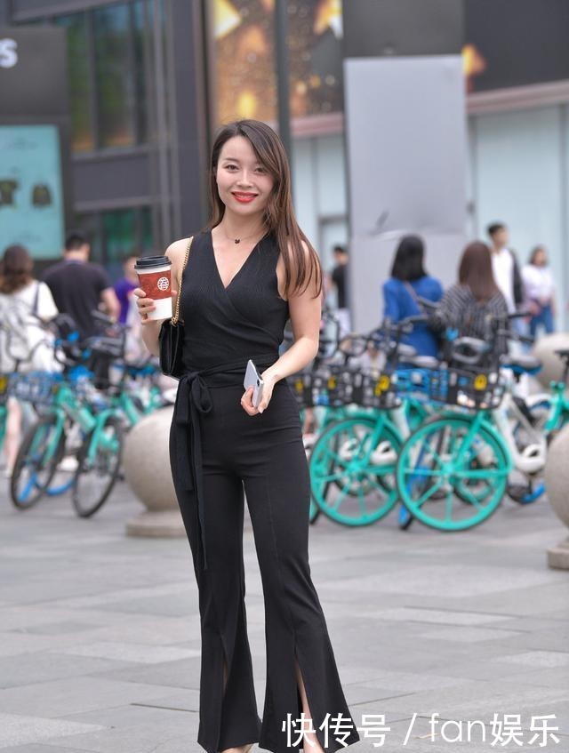 日常穿搭|款式时髦的喇叭裤,气质美女都爱穿,彰显不凡的穿搭品味