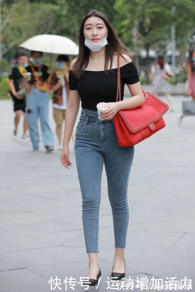 美美|修身牛仔裤的穿搭示范,选对上衣,才能美美地出行