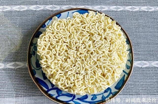 发朋友圈|娘两在家吃火锅,发朋友圈引起来一片评论,2个人也会吃了吧
