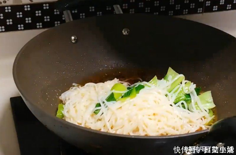 做法|面条简单又好吃的做法，6分钟就搞定，比牛肉面还香，上桌都说香