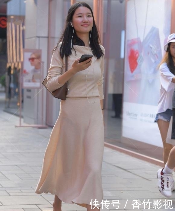 春季针织衫配毛呢裙，穿出温婉优雅的美，美的落落大方又迷人