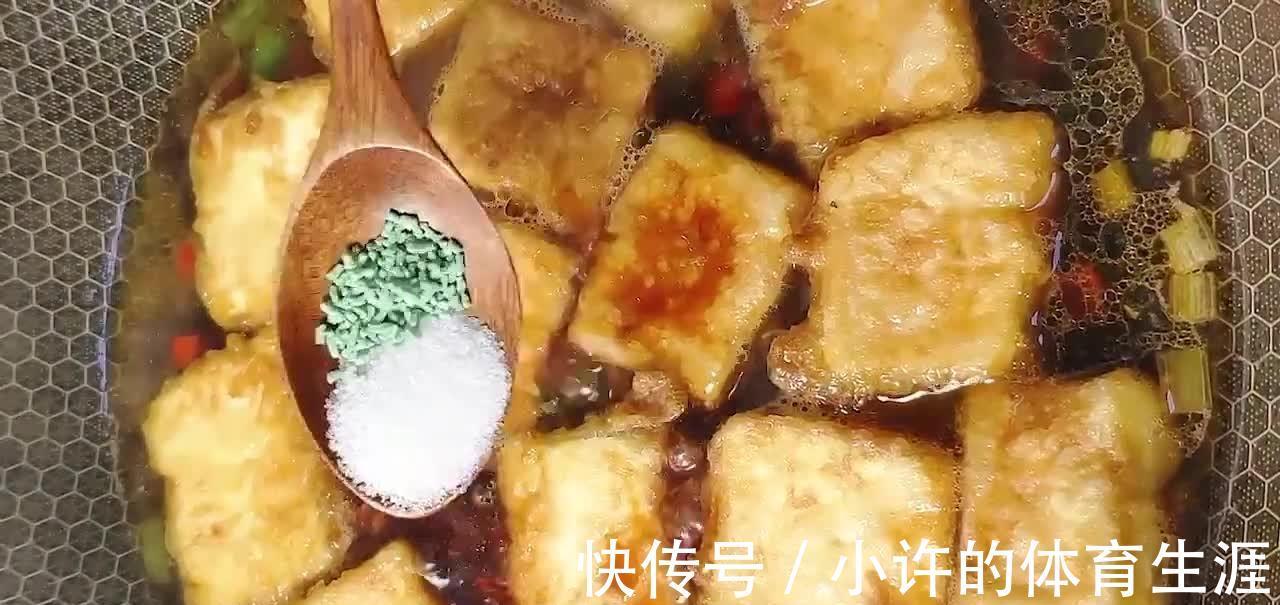 蚝油煎豆腐,汤汁鲜美浓稠,口味香辣鲜咸,吃起来都比肉过瘾