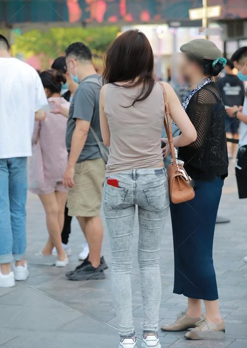 背心和牛仔裤搭配出随意出街范儿,简单大方,清爽舒适