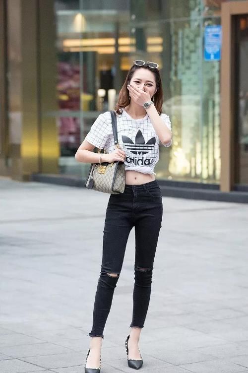 紧身上衣搭配超短热裤,脚踩一双白色长靴,精致又时尚