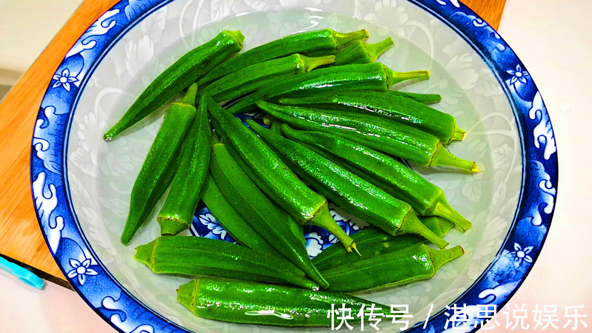 解馋|秋天要多吃秋葵，加花生米简单一做，营养解馋又下饭，给肉都不换