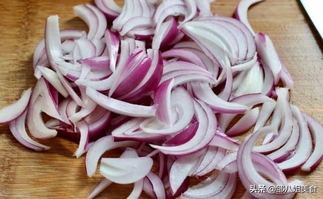凉拌洋葱木耳|做凉拌洋葱，拌料前“多做一步”，洋葱清甜脆爽，好吃不呛人