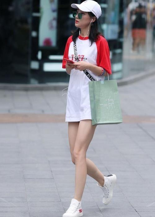 街拍:小姐姐大玩下衣失踪,一身运动风,尽显朝气