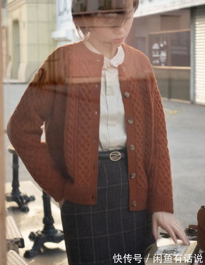 格纹|40岁女人别刻意扮嫩,学70后博主穿“格纹裙+毛衣”,优雅又减龄