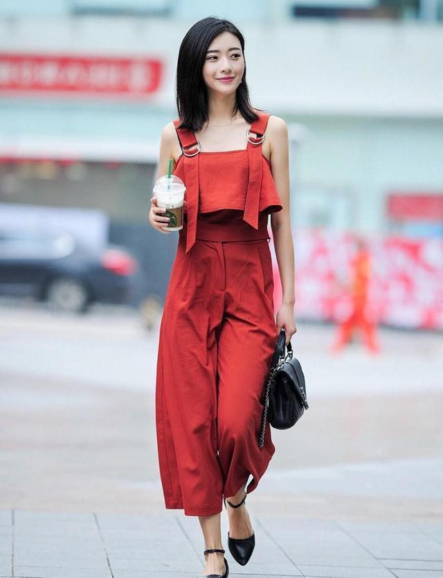 素人街拍性感端庄的小姑娘,可以用沉鱼落雁形容