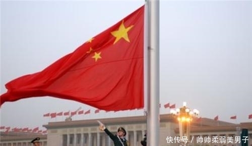 51年前,天安门被拆重建,工人揭开屋顶琉璃瓦后激动:终于找到了