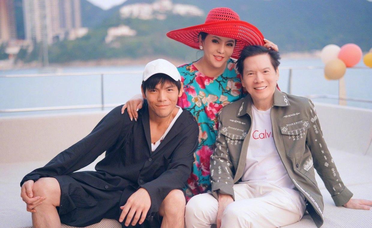 向太把“微胖美精髓”穿出来了，蕾丝连衣裙高级洋气，端庄成熟