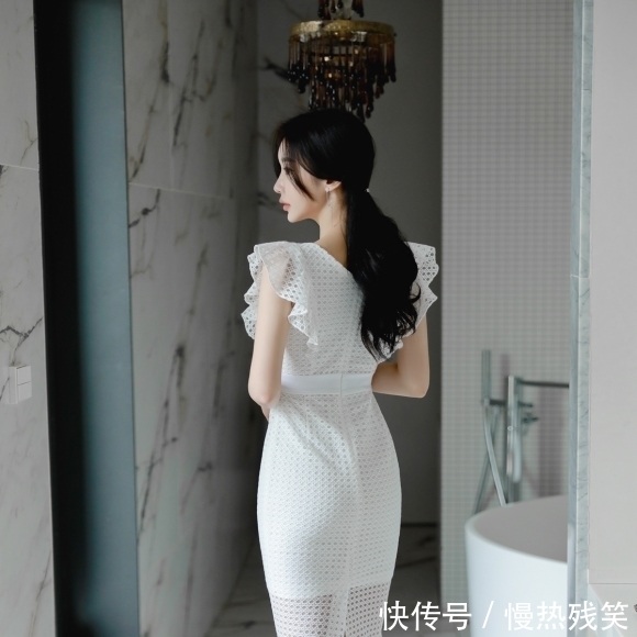 天生丽质孙允珠:斑点薄纱扇叶羽翼双层无袖裙