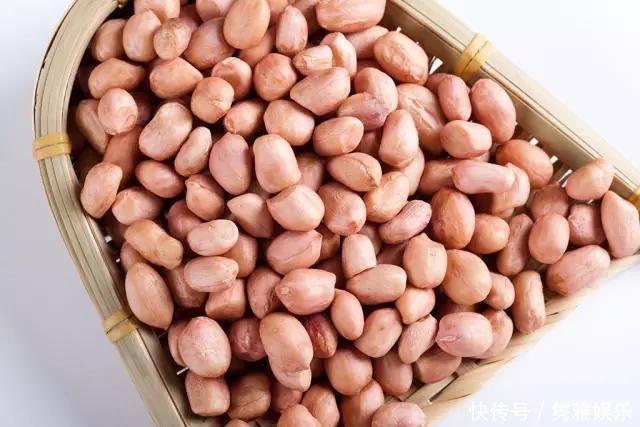 炒花生下锅之前加一步,炒出的花生又翠又香又好吃