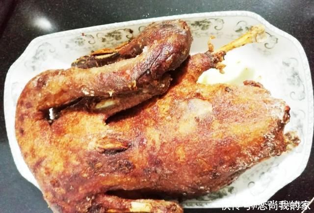 鸭肉|夏天适合吃鸭肉，鸭肉这样做香酥入味，我们家每次做一只还不够吃