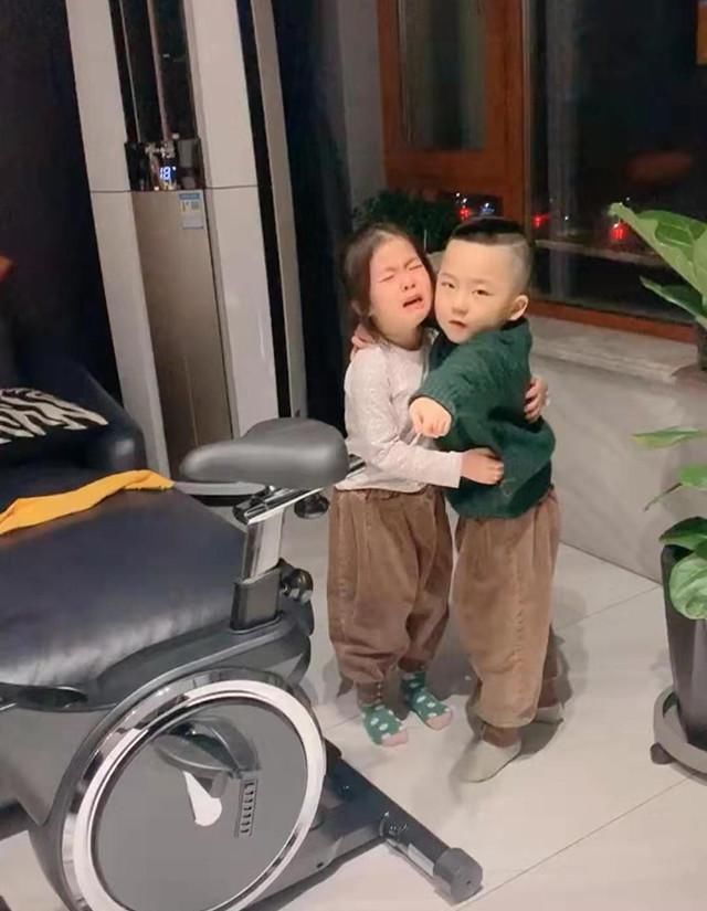 护妹|妹妹被妈妈教训，哥哥实力“护妹”，网友：有一个暖心的哥哥真好