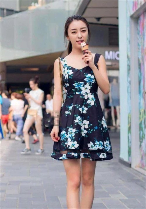 街拍:仪态万千的小美女,肌肤如玉,温婉可人