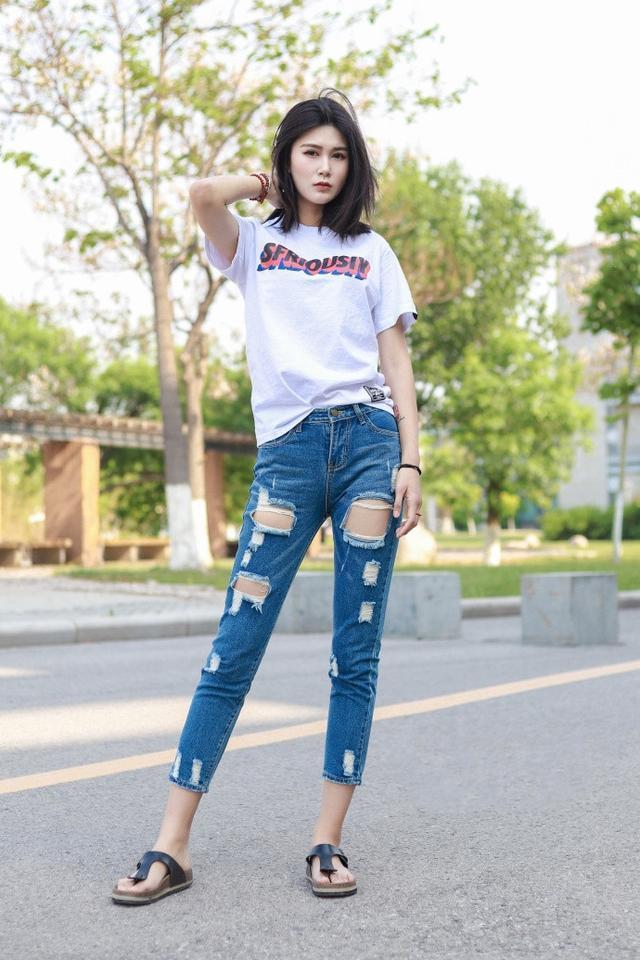 十足|街拍小姐姐一身牛仔加上灰色的内搭,柔美又清新,亲和力十足