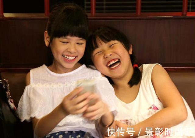 双胞胎姐妹|双胞胎一个妈妈带一个奶奶带,考上同个大学,毕业后却不一样