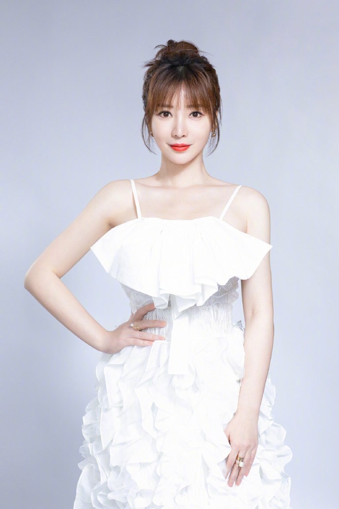 龚琳娜虽然气质高级, 但是化妆师挑的太失败, 穿白裙也不显嫩