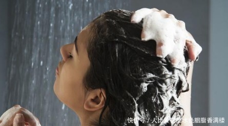 硅油类|头发刚浸湿就抹洗发水难怪发质越来越差,教你正确的洗头方法
