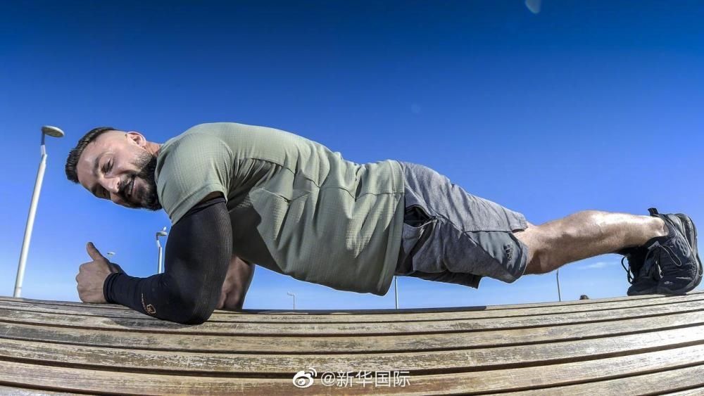 男子|平板支撑9小时30分1秒！澳男子打破平板支撑世界纪录