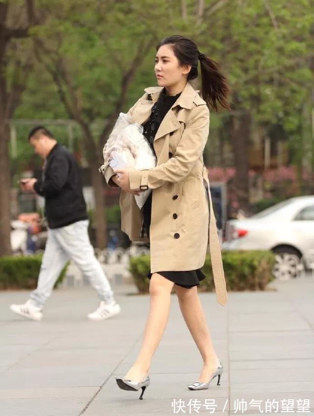 小个子 美女脚上搭配着一双白色的尖头高跟鞋,清新淡雅又带着浪漫的气息