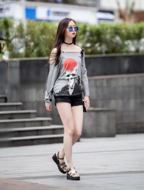 美女街拍:穿短裤的小姐姐,清纯典雅,散发靓丽多姿女神气息