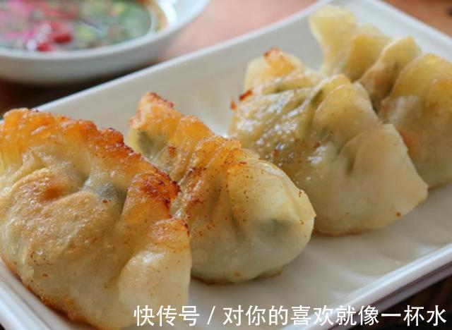 煎水饺时总糊锅切忌直接下锅煎,教你一招,水饺美味酥脆不糊锅