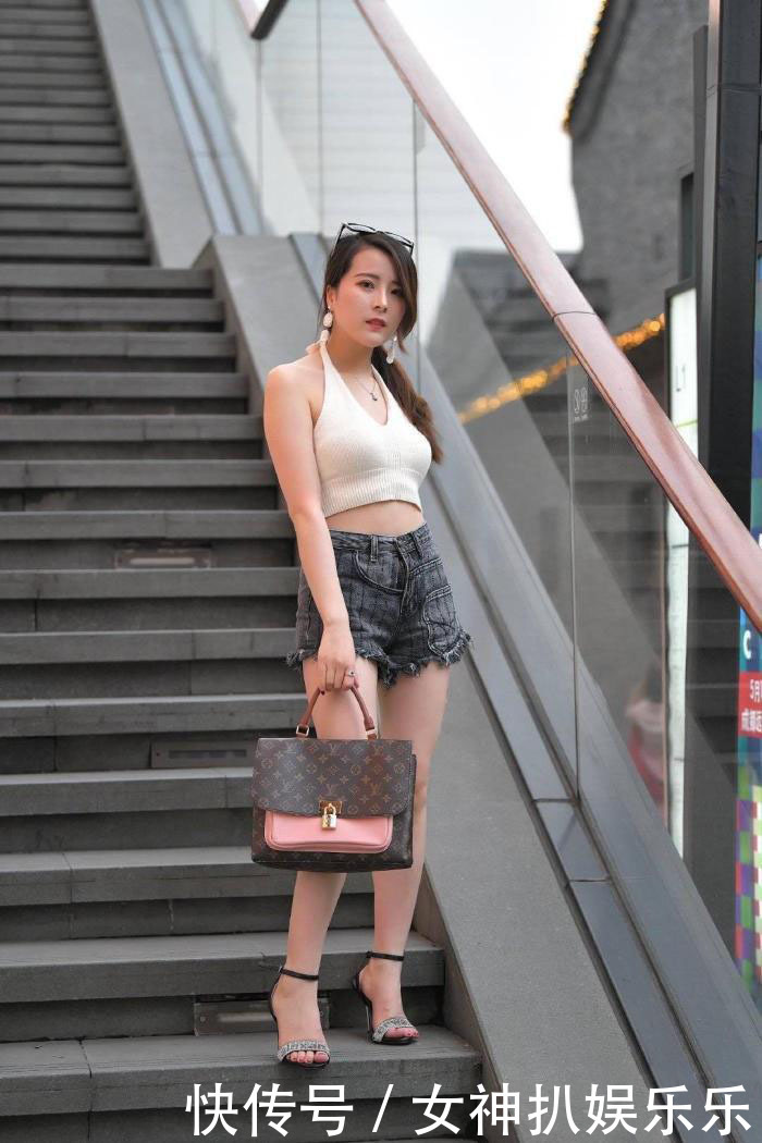 别小瞧杏色“背心”,穿上身显胖壮,却很清凉一夏吧