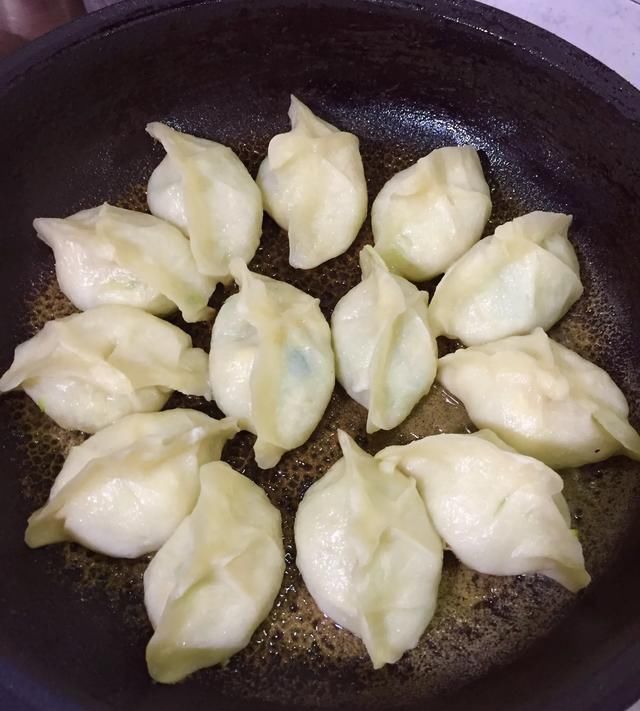 适合|东北特产的大西葫芦,特别适合做“冰花锅贴”几天做一次还吃不够