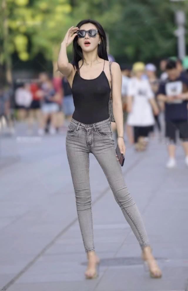  身材|清爽大方的牛仔裤搭配，更显身材与气质，呈现别具一格的气质美