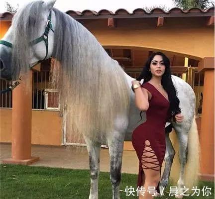 美女|90后美女塑造沙漏身材，卡戴珊是她的偶像，臀型让她引以为傲