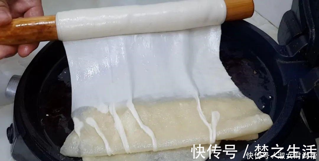 我家烙饼就爱这样做，擀杖卷一卷，张张柔软又劲道，比鸡蛋饼还香