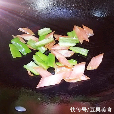 胡萝卜片|学会简单营养又好吃的洋葱炒鸡蛋，把餐厅味道搬回家
