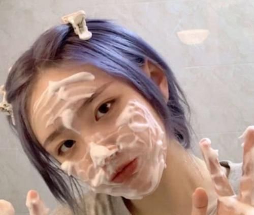 脸上|青春期的女生脸上总是油,日常坚持这3件小事,从此做一个清爽的妹子