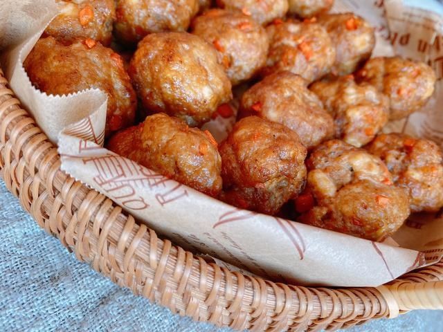 炸丸子有人放面粉,有人放淀粉,都不对,掌握3点,丸子外酥里软