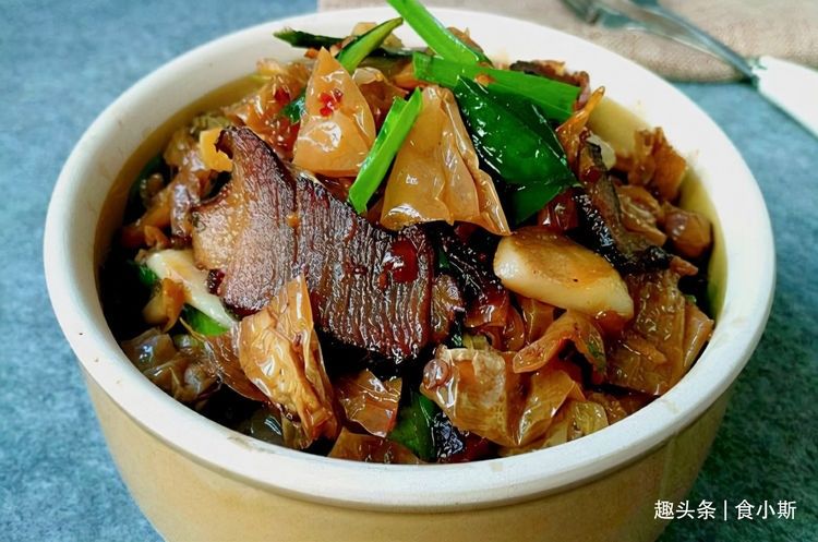 腌腊肉时，10斤猪肉放多少盐？记住5大技巧，口感鲜香，不霉不坏