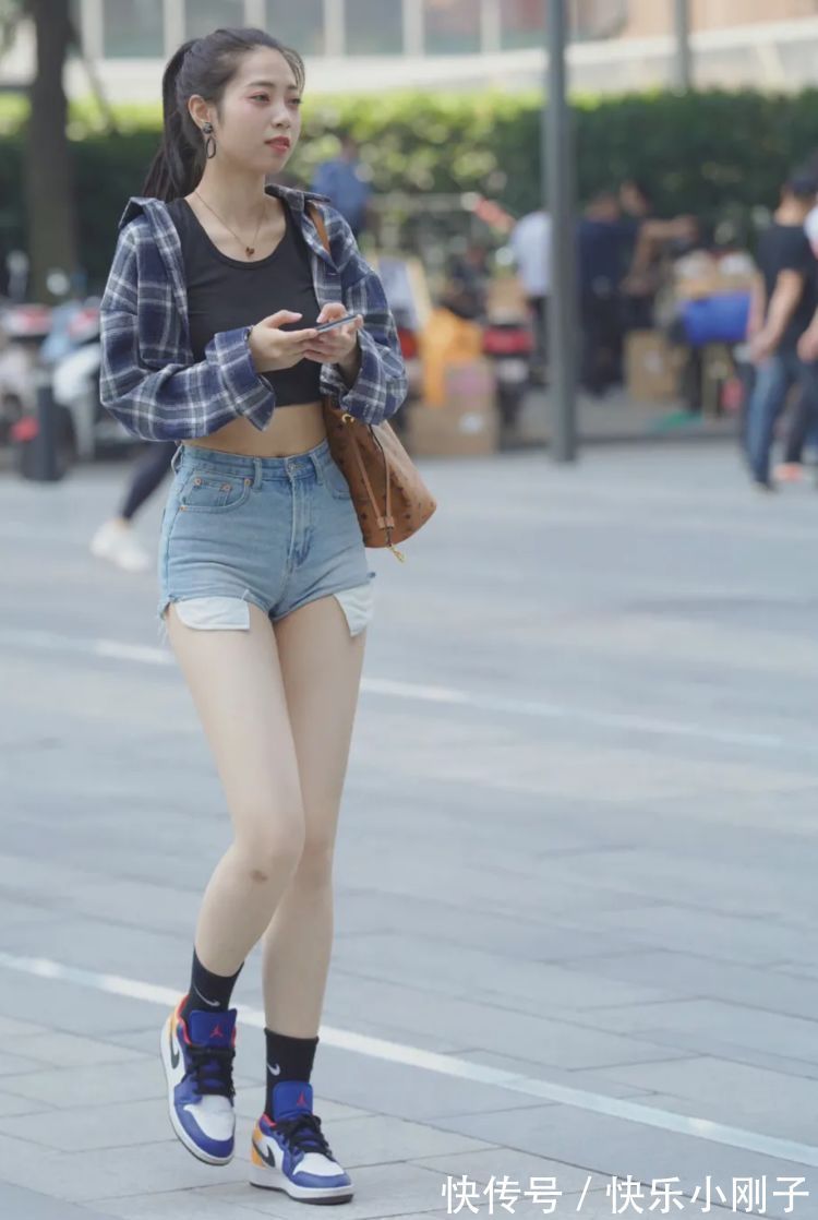 方格衬衫 方格衬衫配牛仔短裤,清新的西式风格,特别修饰身材