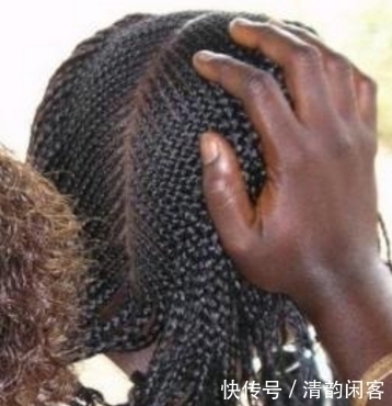 理发店|非洲女子来理发,理发师在头上看见心痛一幕,劝她不要再做头发了