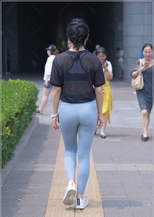  显白|黑色透明清爽上衣，搭配运动套装，显白显年轻